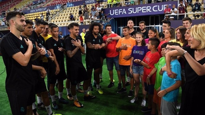 Jugadores del Real Madrid con un grupo de niños con sordera