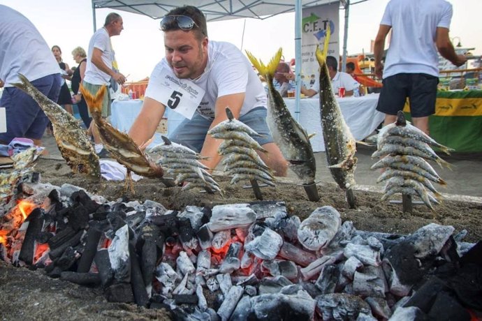 Espetos espetero concursante torremolinos concurso playa sardinas gastronomía
