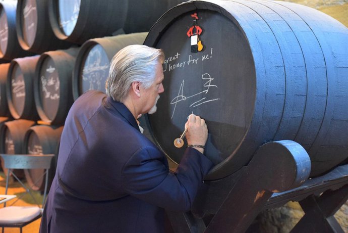 Kunde firmando una bota de González Byass