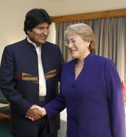 Bolivian President Evo Morales (L) and his Chilean counterpart Michelle Bachelet