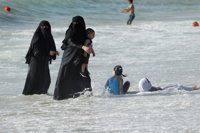 Las mujeres podrán usar bikini en un nuevo complejo turístico en Arabia Saudí
