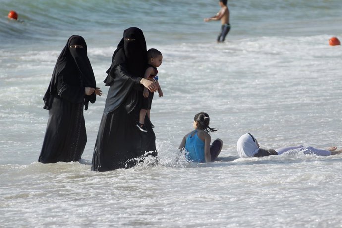 Mujeres musulmanas en la playa