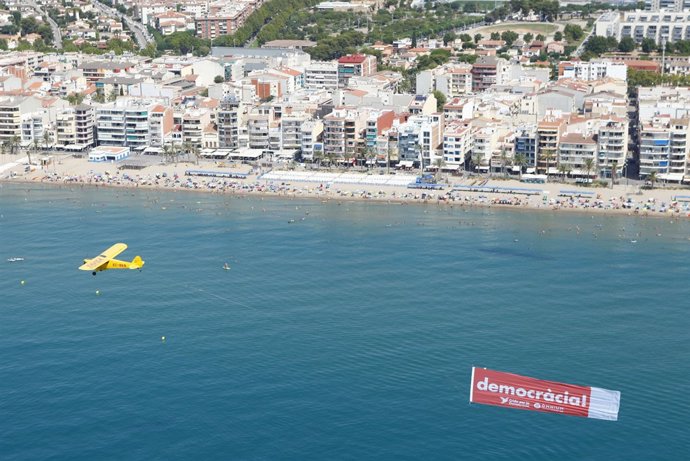Avioneta d'Òmnium amb l'eslógan 'Demorcàcia'