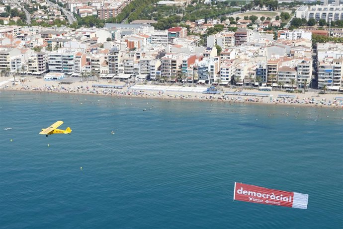 Avioneta d'Òmnium amb l'eslógan 'Demorcàcia'