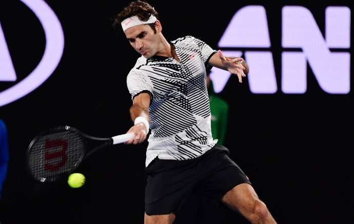 Roger Federer colpeja amb el seu drive