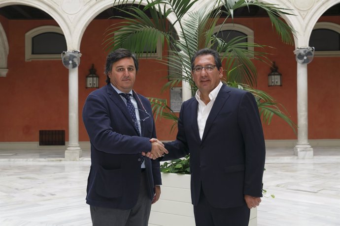 Saludo entre los presidentes de Fundación Cajasol y Ciencias Club de Rugby