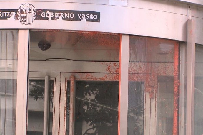 Realizan pintadas contra la Agencia Vasca de Turismo
