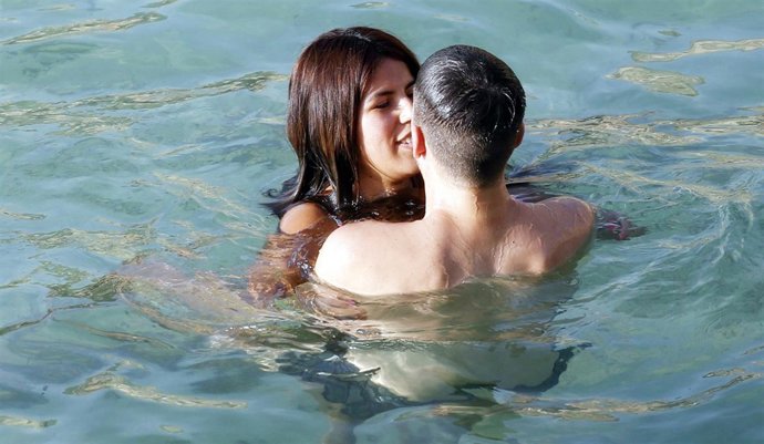 Isa pantoja y alejandro albalá en el agua del mar en Ibiza