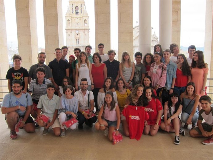Rebeca Pérez junto a los jóvenes de intercambio                   