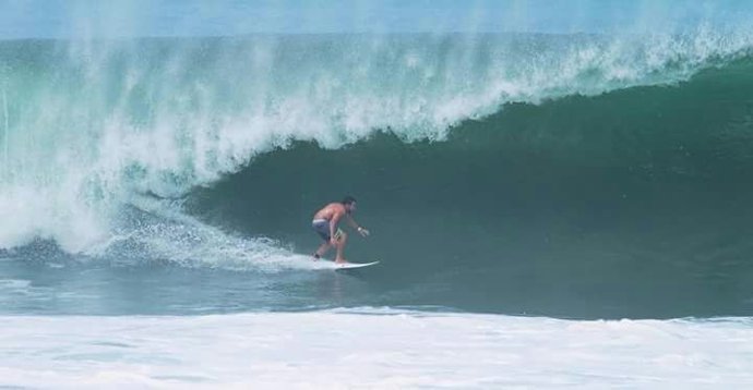 Victor Moyano, surfeando