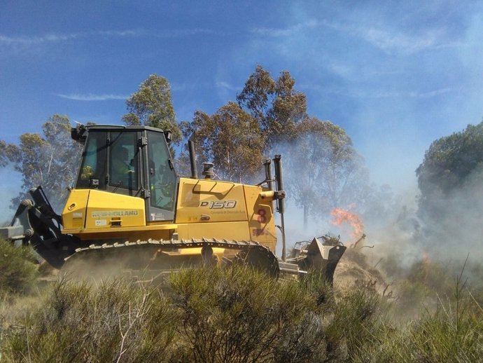 Un bulldozer del Infoex en el incendio de Alcántara