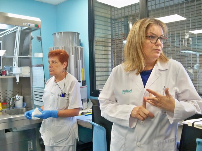 Teresa Ramírez y una de las trabajadoras del laboratorio de Anatomía Patológica