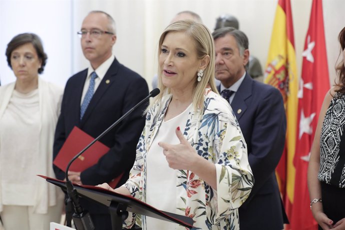 Cifuentes Se Reúne Con El Presidente Y Miembros De La Junta De Gobierno Del Cole