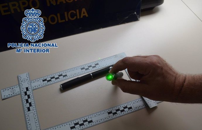 Punteros láser intervenidos por policía nacional por deslumbrar a pilotos aterri