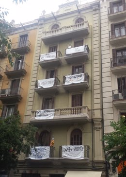 Pancartes al carrer Entença de Barcelona contra l'expulsió de veïns