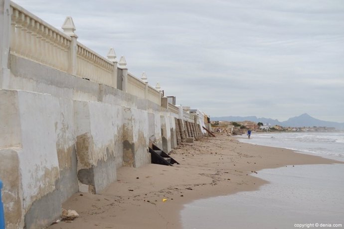 Estado de la playa de Les Deveses de Dénia tras el temporal