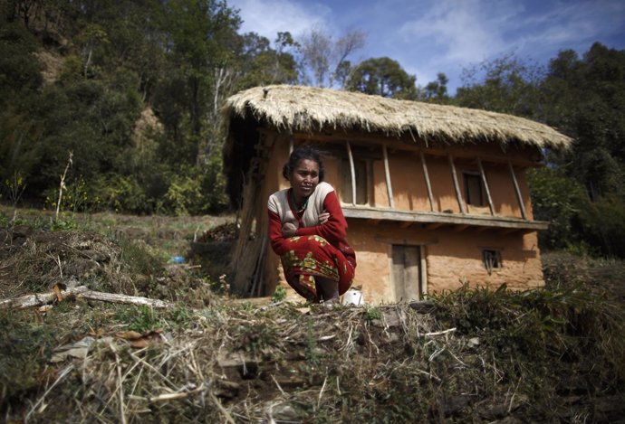 Un mujer nepalí obligada a cumplir el 'chaupadi'