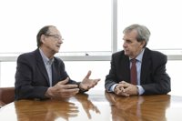 De la Sierra y presidente de Casa de Cantabria en Navarra analizan la nueva Ley de Comunidades Montañesas