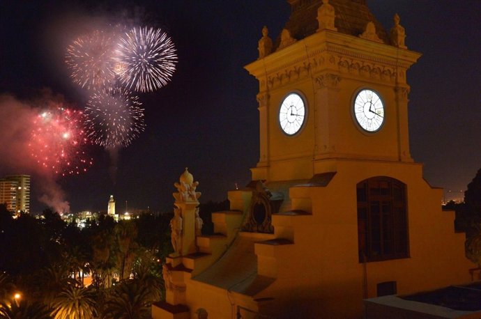 Fuegos artificiales feria Málaga ayuntamiento farola reloj fiesta