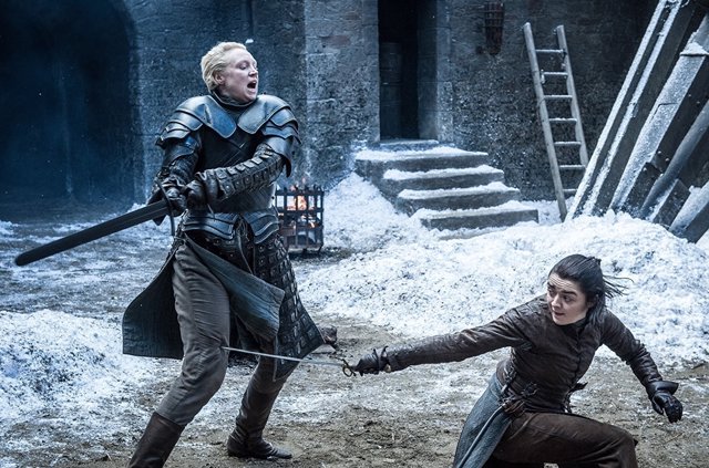 Arya lucha contra Brienne en Juego de tronos