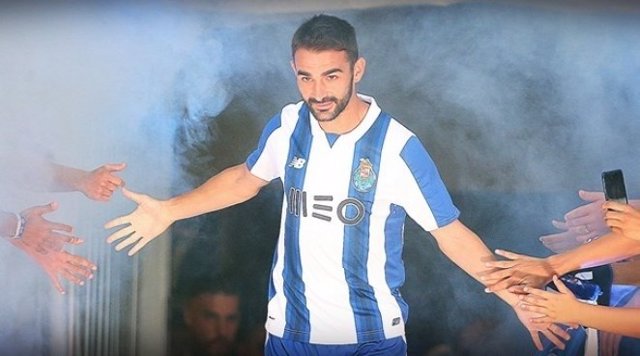 El Deportivo de la Coruña hace oficial el regreso del delantero Adrián López