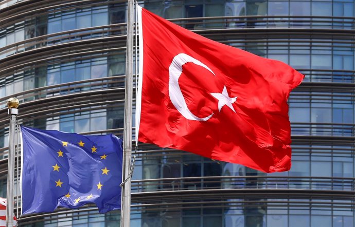 Banderas de Turquía y de la UE