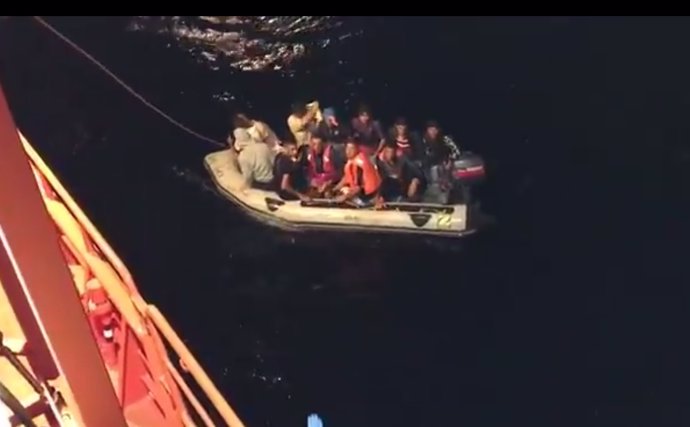 Rescate de una patera con 12 personas en aguas de Cabo de Gata