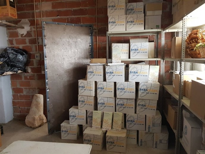 Cajas con libros encontradas en una nave