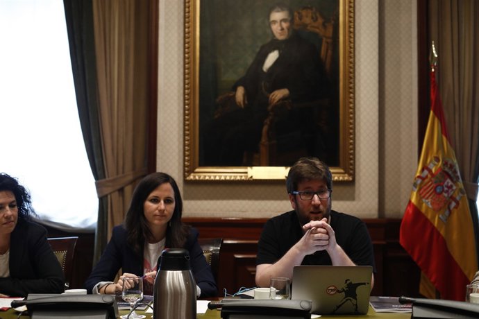 Ione Belarra, Miguel Urbán i Maribel Mora presenten els mitjans un informe