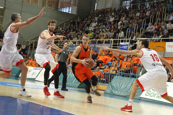 Ludde Hakanson Montakit Fuenlabrada contra ICL Manresa 