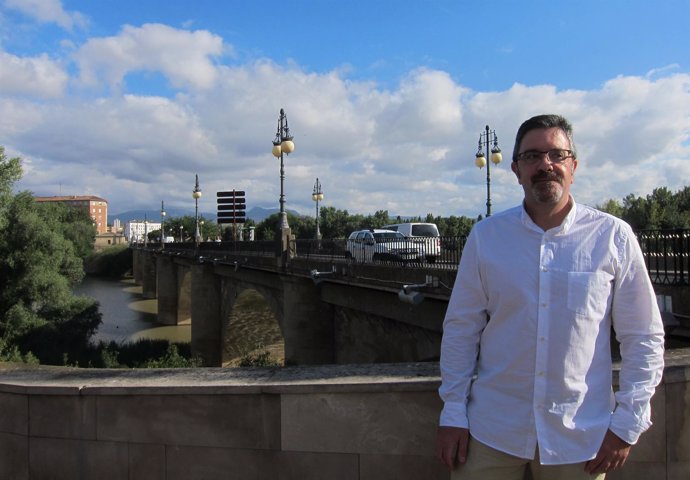 San Martín, con el Puente de Piedra tras él