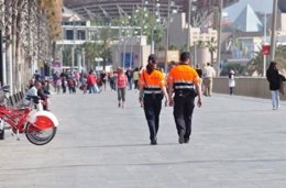 Dos agents cívics de Barcelona caminant pel Passeig Marítim