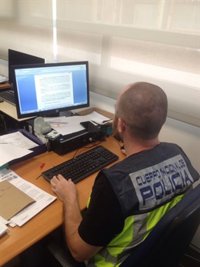 Detenidas tres personas por publicar datos personales de una vecina en una web de contactos tras una discusión