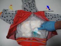 Cazan a una pasajera en El Prat con seis kilos de cocaína escondida en ropa de bebé