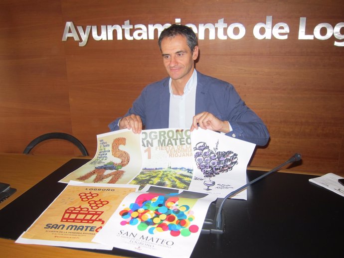Miguel Sáinz junto con los cinco carteles finalistas