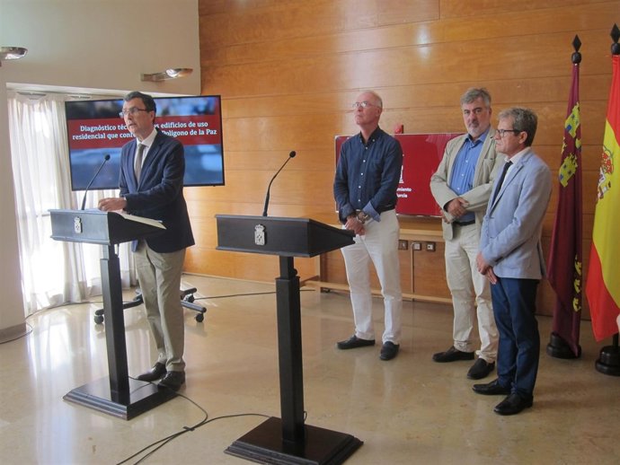 José Ballesta junto a Antonio Navarro durante la firma del convenio