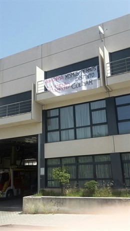 Pancarta en el Parque de Bomberos IV de Tetuán