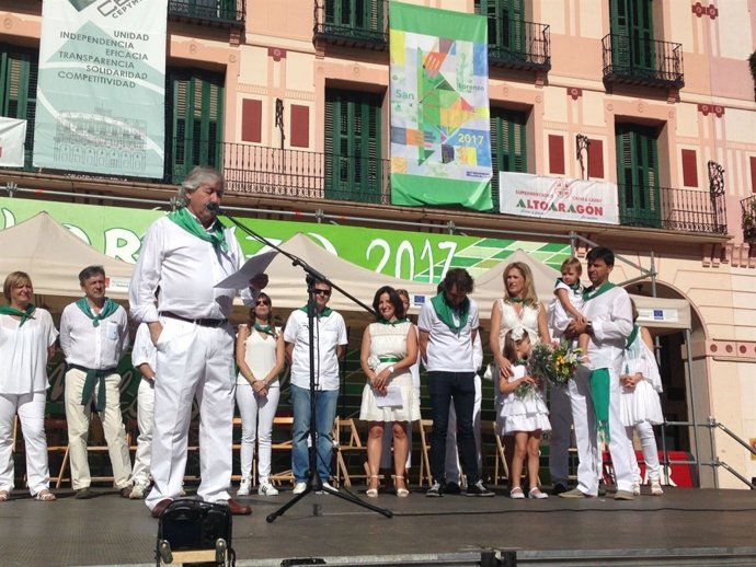 Comerciantes de Huesca homenajean a Francisco Arnal.