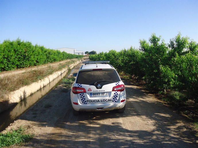 Un vehículo de Policía Local de Fraga patrulla en una zona rural del municipio