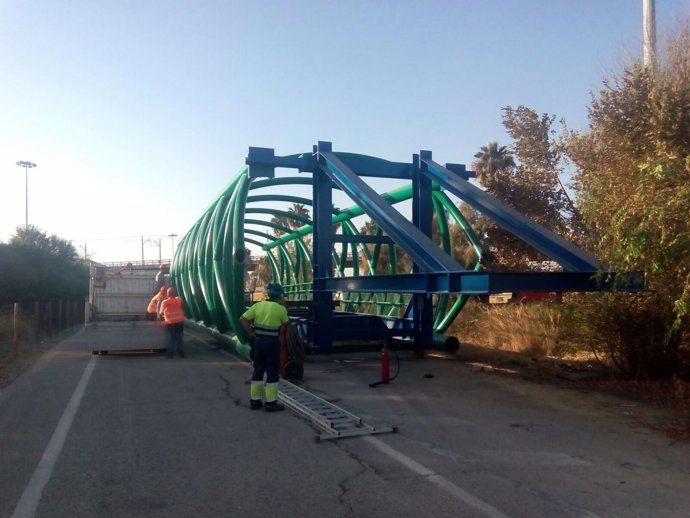 Montaje de la pasarela ciclopeatonal sobre la SE-30