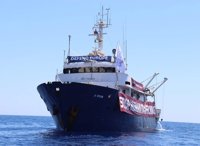 ONG auxilia a un barco del grupo xenófobo Defend Europe averiado en el Mediterráneo