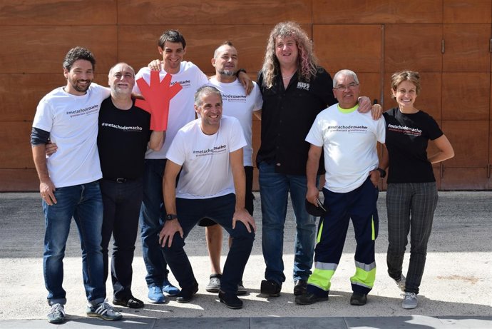 Participantes en la campaña #metachodemacho de Burlada