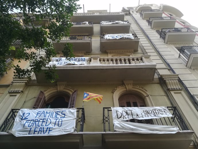 Pancartes de protesta contra desallotjaments a la façana d'un bloc de Barcelona