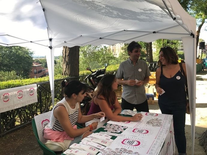 Celia Mayer y Jorge García en el 'punto violeta'