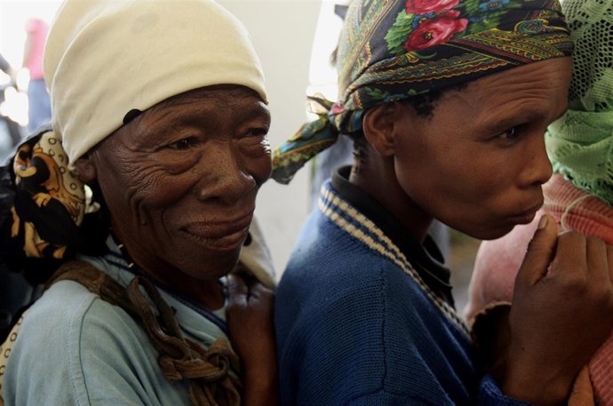 Miembros de la comunidad bosquimana en Botsuana