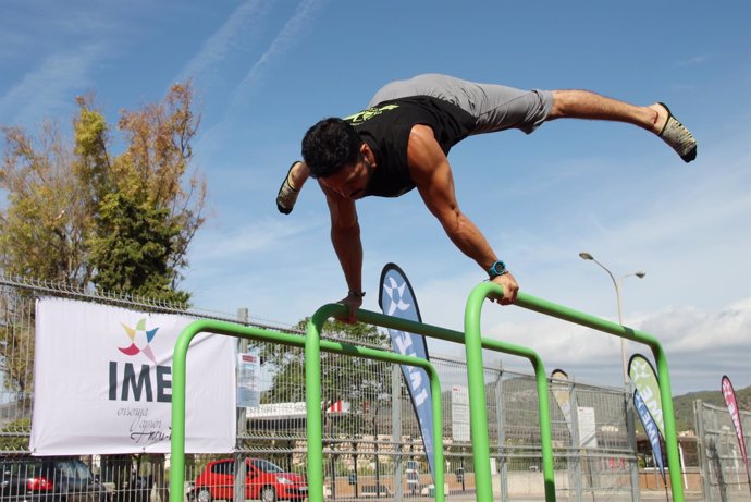 Deportista practicando calistenia