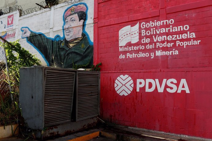 Logotipo de PDVSA junto a una imagen de Chávez
