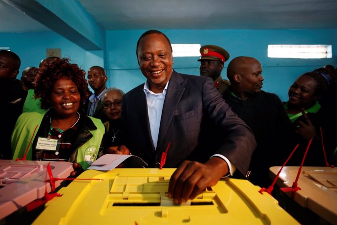 Uhuru Kenyatta deposita su voto