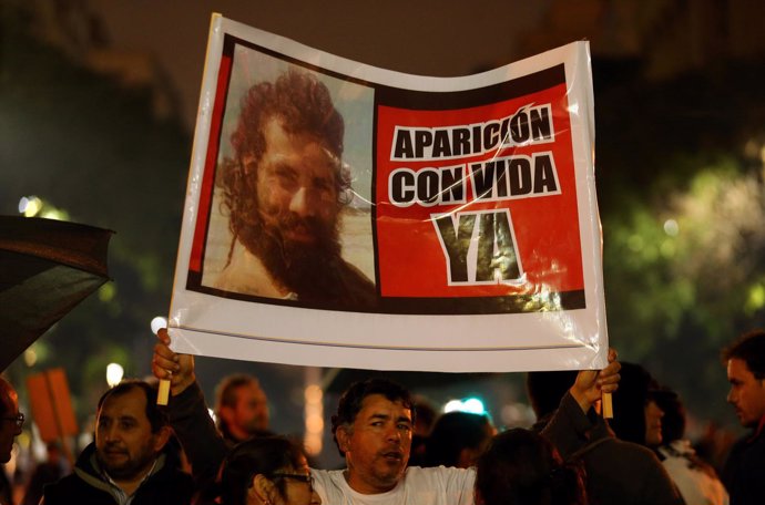 Un hombre sostiene una pancarta con la imagen de Santiago Maldonado.