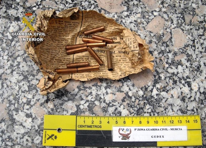 Cartuchos de amonita y 11 detonadores pirotécnicos